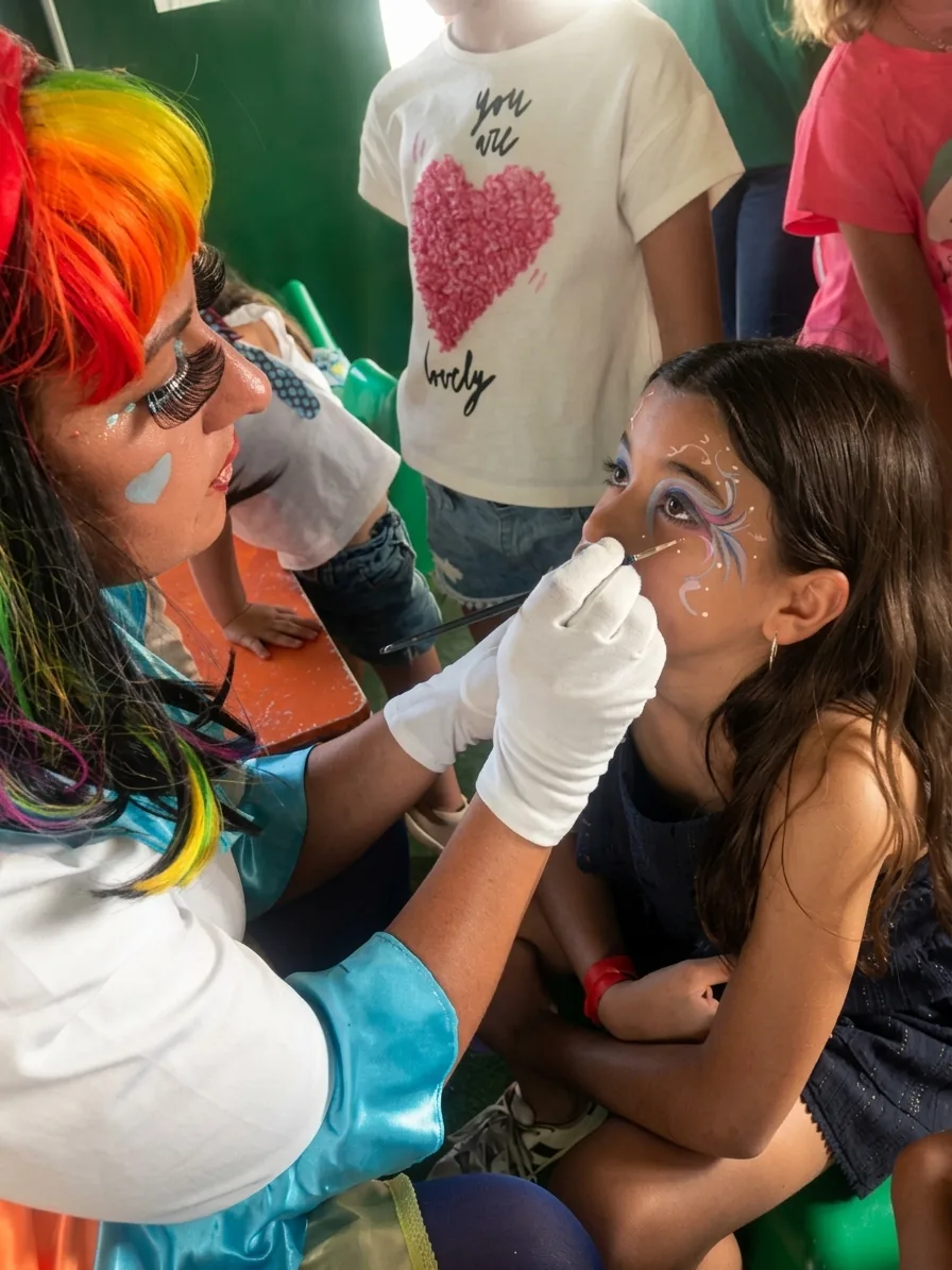 Atividade de pintura facial com uma criança do Atrium7