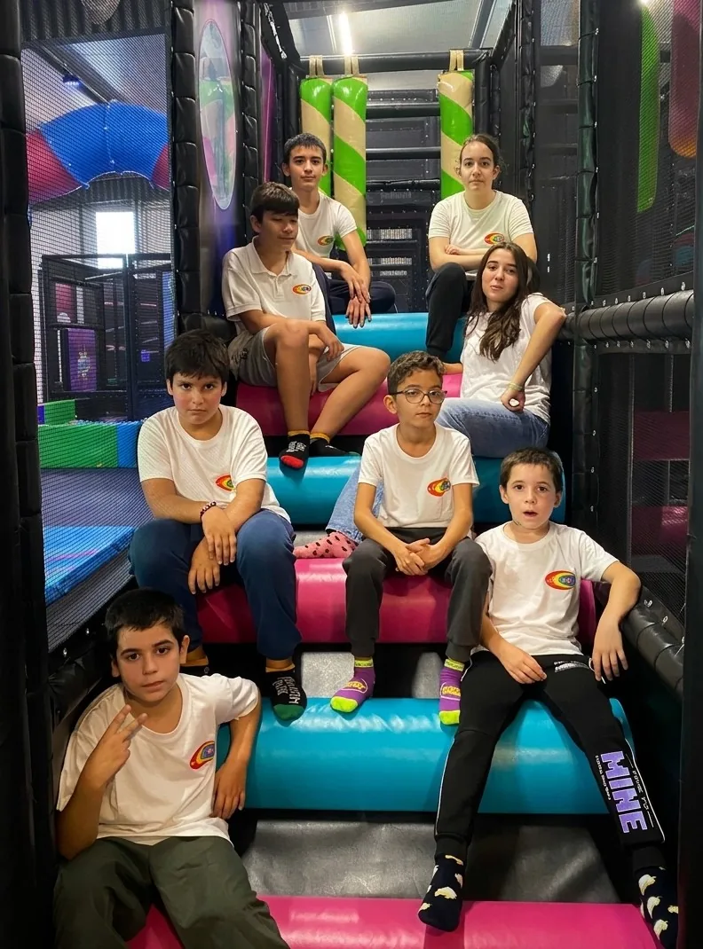 Alunos Atrium7 em atividade de diversão e movimento
